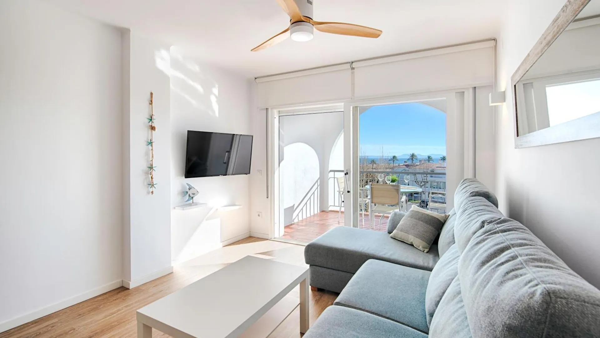 Estudio Moderno Con Terraza Y Vistas Al Mar Empuriabrava